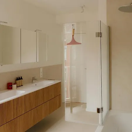 Boutique - Private Floor - 3 - Host On Site Available *