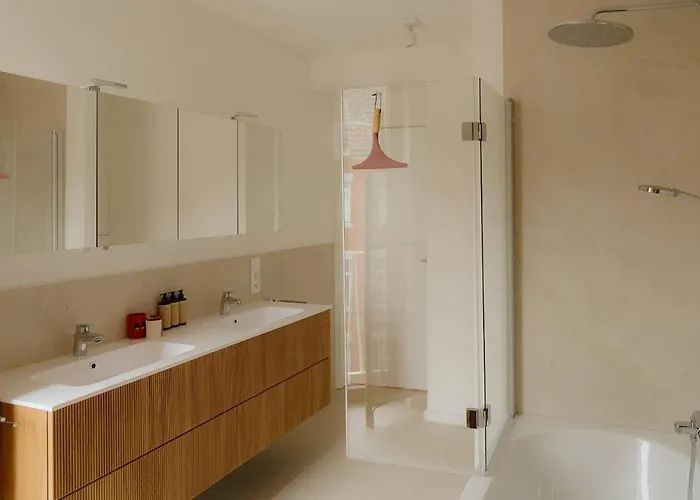 Boutique - Private Floor - 3 - Host On Site Available *